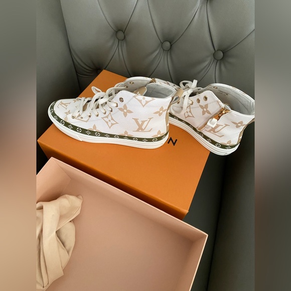 Louis Vuitton - Picture 6 of 12